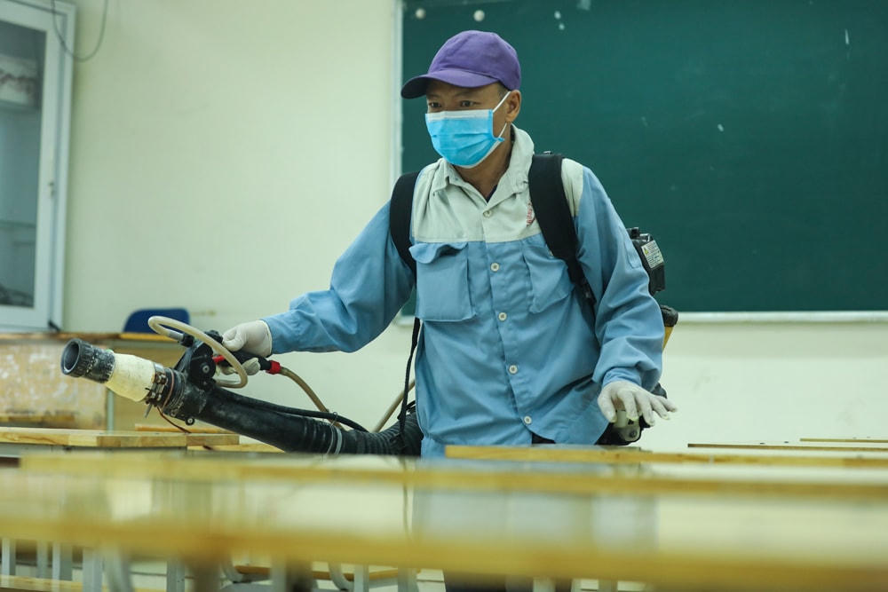 Phun hóa chất diệt khuẩn cho khu vực tổ chức thi.