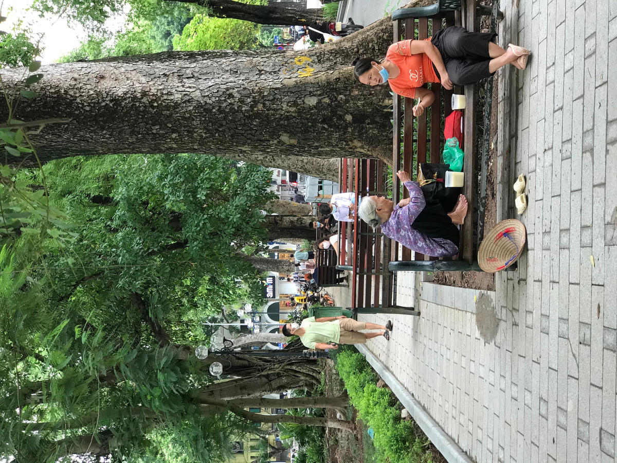 Người dân đeo khẩu trang đi tập thể dục bên Hồ Gươm. Ảnh: Thư Hoàng.