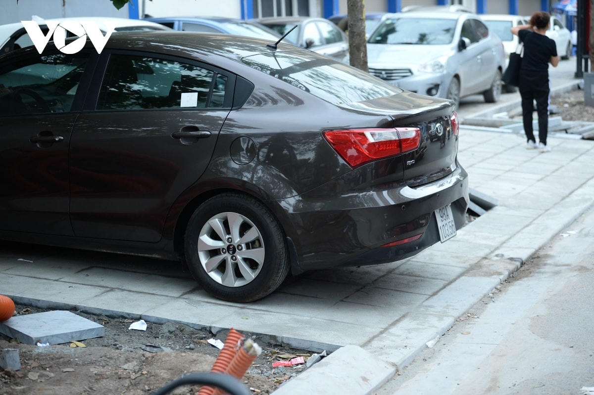 Nhiều đoạn vỉa hè trên phố Hai Bà Trưng (đoạn ở mặt Bệnh viện Phụ sản Trung ương) ô tô đậu kín trên những phần vỉa hè đá vừa mới lát chưa ráo mạch...  