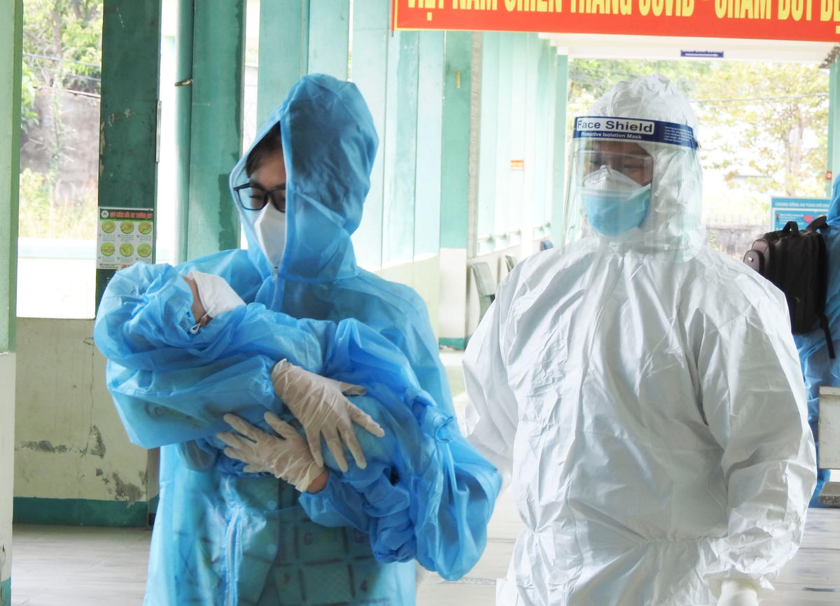 Bệnh nhi 6 tháng tuổi và cô ruột, được công bố khỏi bệnh, cho ra viện sáng 3/6. Ảnh Thanh Tùng