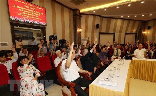 Cử tri Tổ dân phố số 8 phường Nguyễn Du biểu quyết nhất trí 100% ủng hộ Tổng Bí thư, Chủ tịch nước Nguyễn Phú Trọng tham gia ứng cử đại biểu Quốc hội khóa XV, nhiệm kỳ 2021-2026. (Ảnh: Trí Dũng/TTXVN).