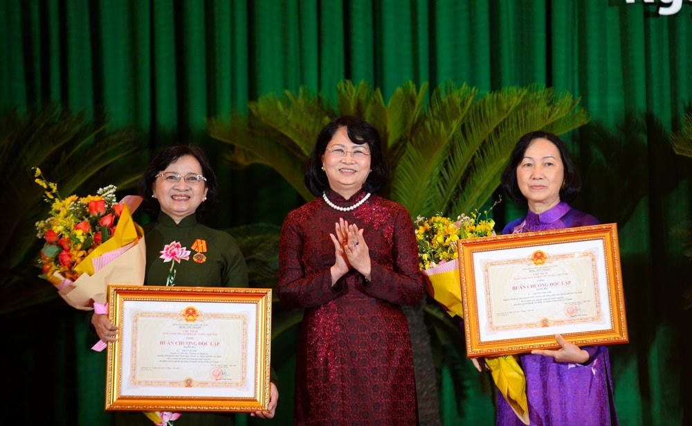 Phó Chủ tịch nước Đặng Thị Ngọc Thịnh trao Huân chương Độc lập hạng Ba cho các cá nhân.
