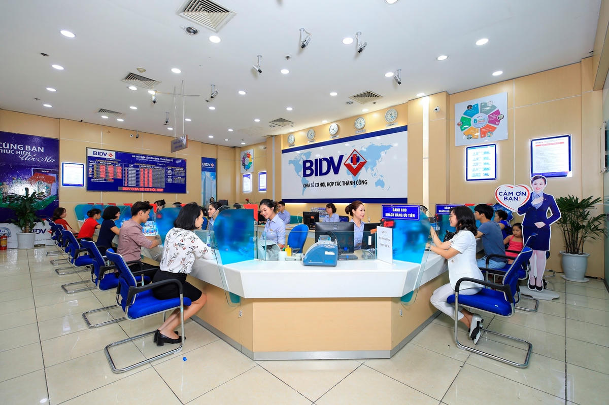 Khách hàng giao dịch tại BIDV.