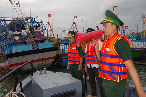 Bộ đội Biên phòng Cửa khẩu cảng Quy Nhơn kêu gọi tàu thuyền tránh trú bão.