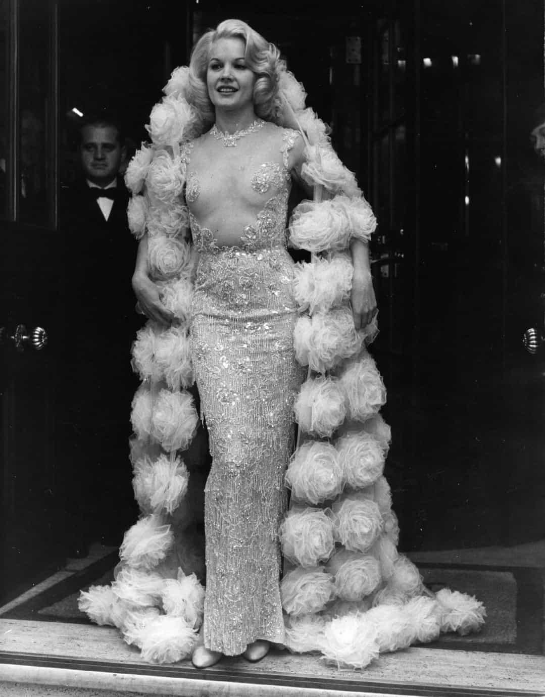 Carroll Baker rạng rỡ trong chiếc váy Balmain này trong buổi ra mắt phim “Carpetbaggers” 1964.  