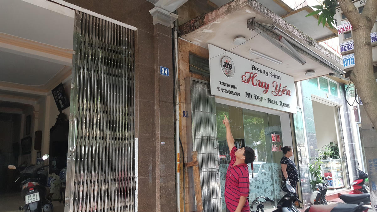 Ngôi nhà cao tầng, kiên cố của ông Nguyễn Minh Nguyên giờ đây vừa bị lún, nứt vừa bị nghiêng.