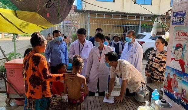 Các bác sỹ khám cho bệnh nhân. (Nguồn: khmertimeskh.com).