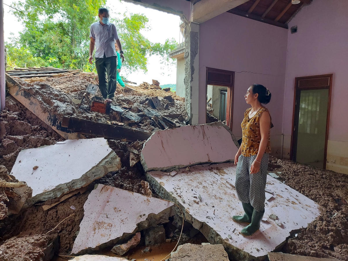 Ngôi nhà ông Lô Văn Minh, bản Can bị hàng trăm tấn đất đá tràn xuống, hư hỏng.