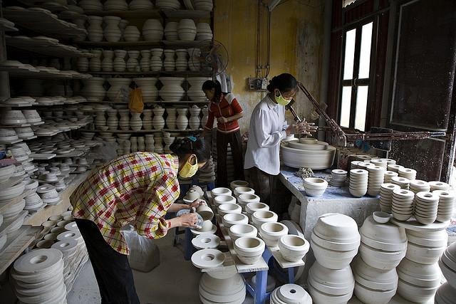 Công việc hàng ngày ở làng gốm Bát Tràng.