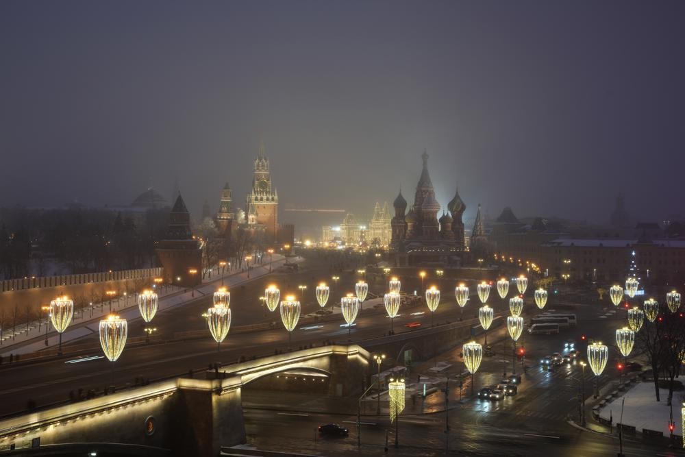 Điện Kremlin, Tháp Spasskaya, Quảng trường Đỏ, cửa hàng bách hóa GUM, Nhà thờ St. Basil và Cầu Bolshoy Moskvoretsky được trang trí cho lễ hội Giáng sinh và năm mới ở Moscow, Nga. Ảnh: AP.