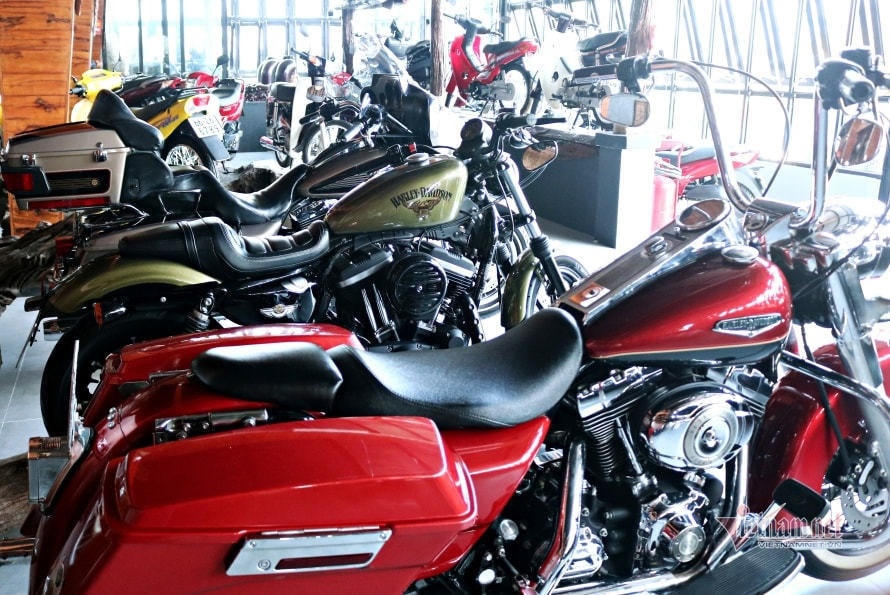 Ngoài dòng xe tay ga hiện đại, ông N. cũng sưu tầm sở hữu nhiều mô tô đắt tiền mang biển số đẹp.