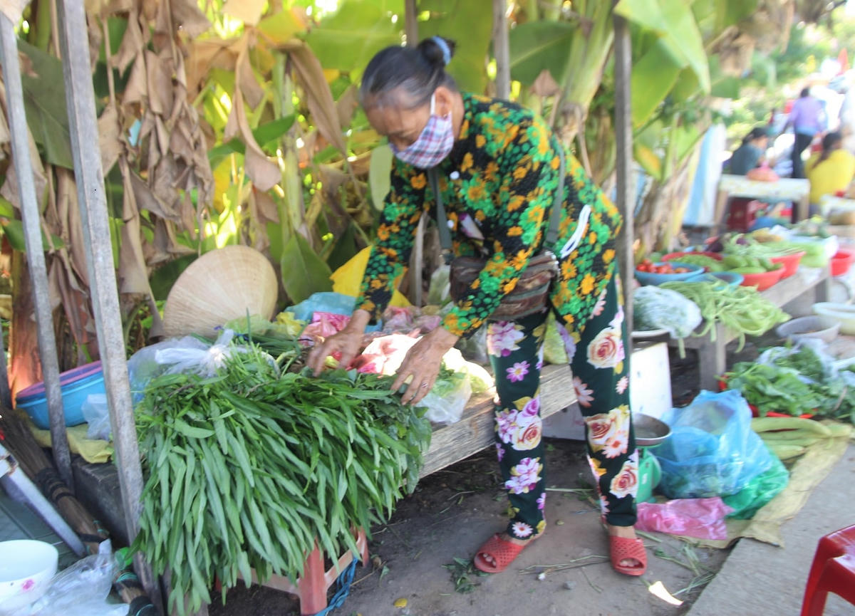Bà Nguyễn Thị Ánh chia sẻ giá rau hiện tại không tăng.