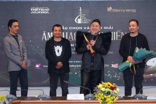 Trong sự nghiệp của mình, tổng cộng Tùng Dương nhận được 13 giải Âm nhạc Cống hiến.