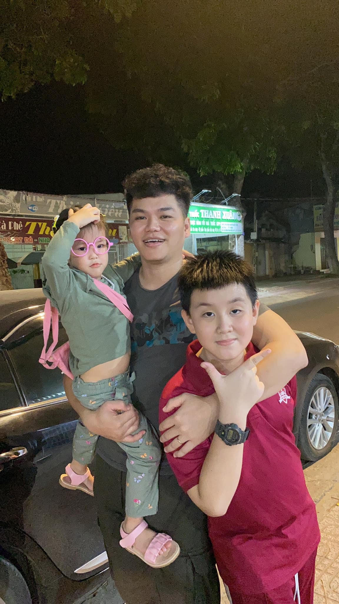 Diễn viên Lê Phương chia sẻ tình yêu với con trai lớn như ngầm phản ứng với vụ bạo hành đến tử vong đối với bé gái 8 tuổi tại TP HCM: “Hai Pháo dạo này hơi bướng, nhiều lúc Ba Mẹ chỉ biết nhìn nhau thở dài. Ba Kiên có nóng, Mẹ Phương có giận, nhưng vẫn yêu con vô cùng! Chỉ mong con luôn khoẻ mạnh, anh em thuận hoà, mọi sự bình an!! Trẻ con mà, thương còn không hết, sao lại nỡ...”.