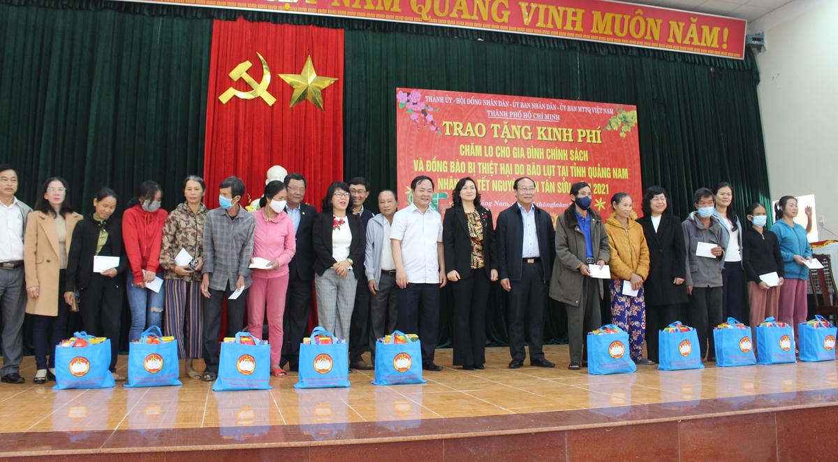 Đoàn công tác TP Hồ Chí Minh trao tặng quà cho bà con huyện Phú Ninh.