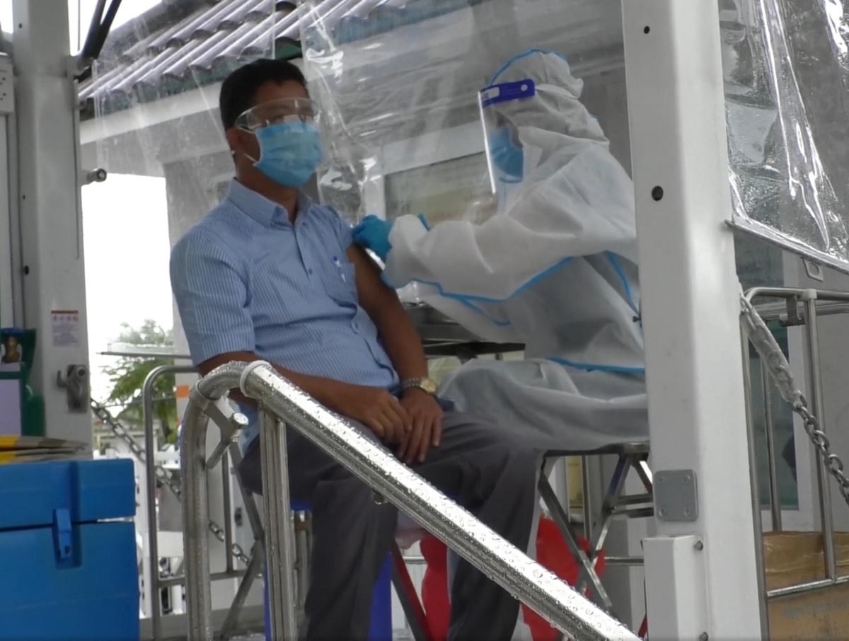 Xe tiêm chủng của ngành y tế đến tiêm vaccine cho công nhân ở các nhà máy thủy sản.