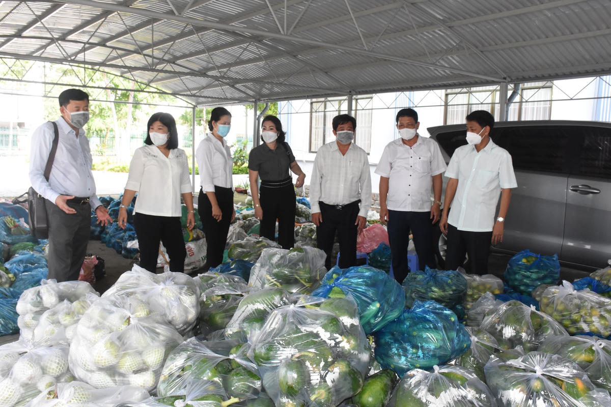 Lãnh đạo tỉnh Sóc Trăng kiểm tra các mặt hàng trước khi vận chuyển lên hỗ trợ cho TP Hồ Chí Minh. 