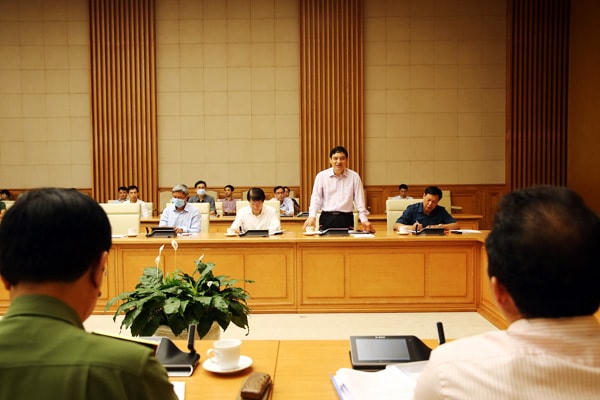 Phó Chánh văn phòng Trung ương Đảng Nguyễn Đắc Vinh trao đổi tại cuộc họp. Ảnh: VGP.