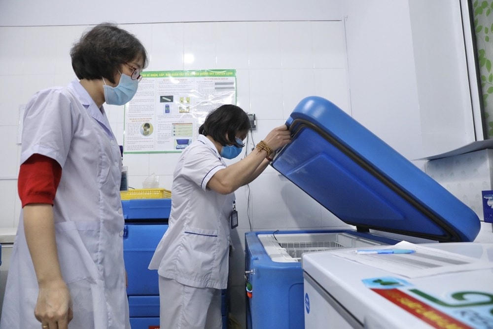 Kho bảo quản vaccine tại quận Hai Bà Trưng đảm bảo an toàn, sẵn sàng cho quy trình tiêm chủng. (Ảnh: Minh Quyết/TTXVN).