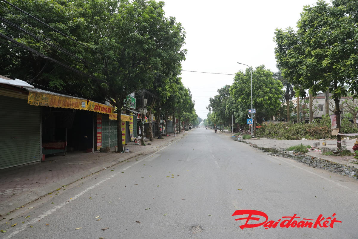 Đường phố tại một số khu vực này khá vắng vẻ, ít người đi lại. Hầu hết các cửa hàng đã đóng cửa. Ảnh: Quang Vinh. 
