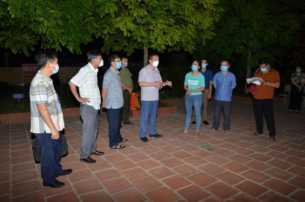 Ông Trịnh Hữu Hùng, Giám đốc Sở Y tế Thanh Hóa có mặt tại xã Quảng Lưu để chỉ đạo công tác chống dịch.