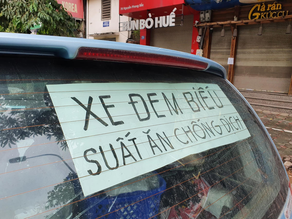 Chiếc xe "chuyên dụng" để giao những suất cơm 0 đồng thường xuyên được khử khuẩn và chỉ một mình ông Tuân được lái xe di chuyển.