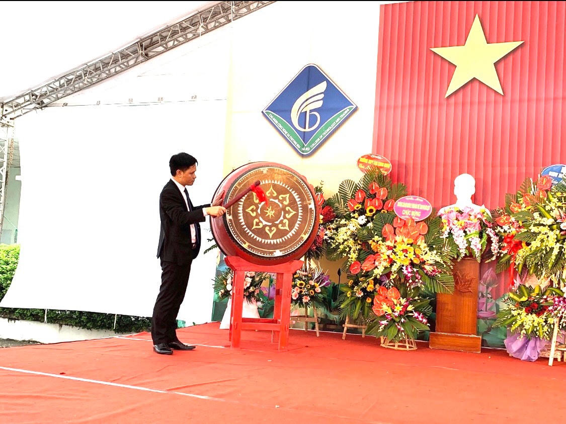 Hiệu trưởng Trường Cao đẳng Công nghệ và Thương mại Hà Nội, TS. Nguyễn Xuân Sang đánh trống khai giảng năm học mới.