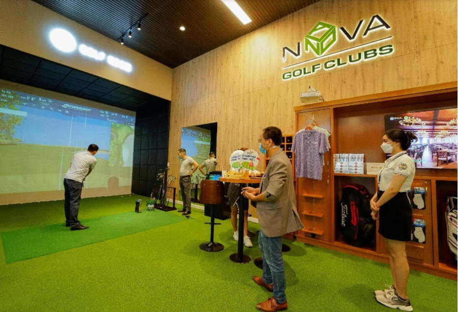 Khách hàng hào hứng trải nghiệm đánh golf tại Nova Golf Clubs.