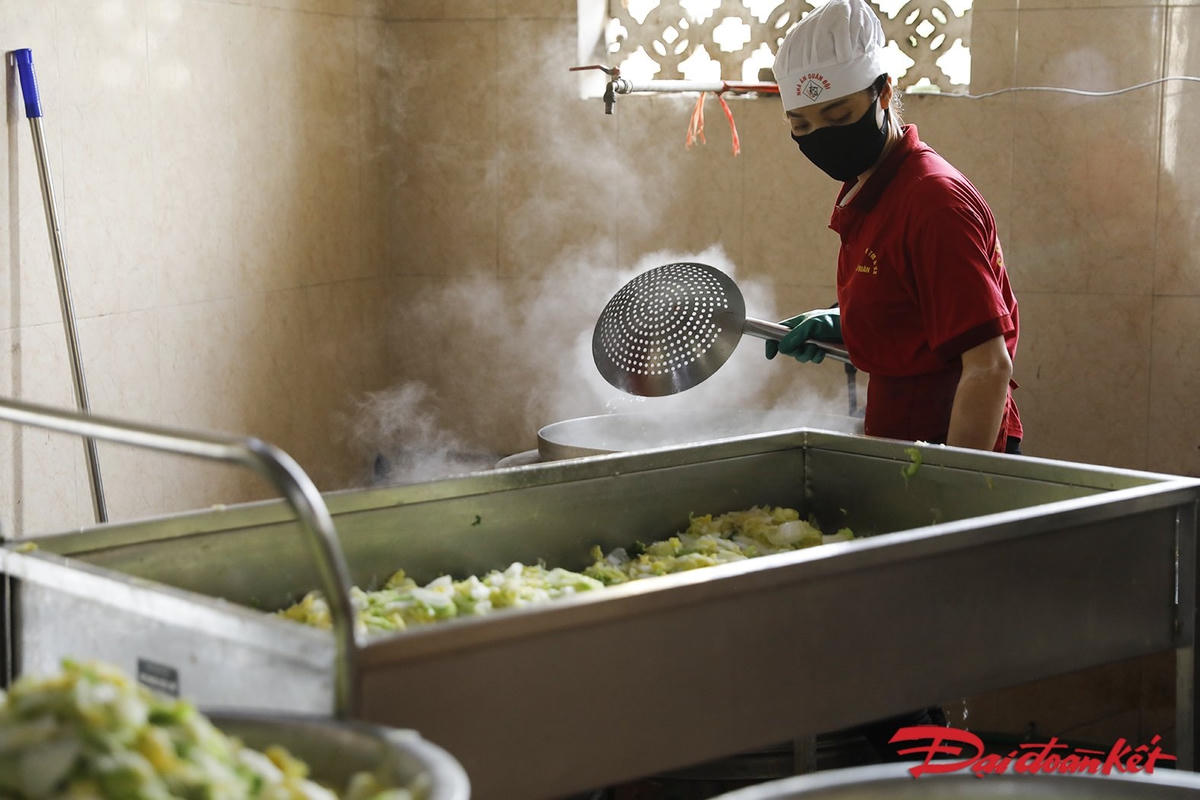 Giữa buổi sáng, trong khu vực nấu, các món đã được chế biến gần như hoàn tất. Ảnh: Quang Vinh. 