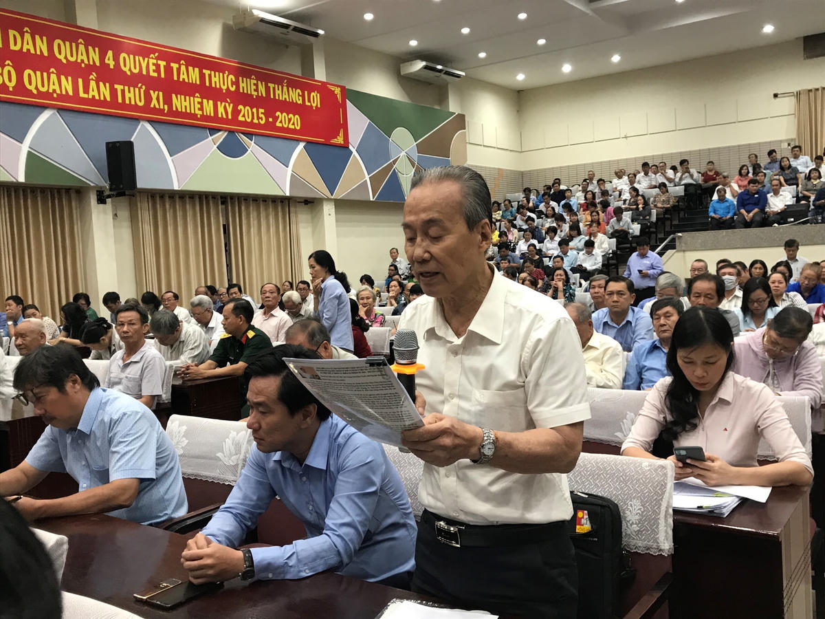 Cử tri Nguyễn Hữu Châu (Q.3) đề nghị sớm công bố xử lý cá nhân, lãnh đạo liên quan đến sai phạm ở Thủ Thiêm. (Ảnh: Hồng Phúc).