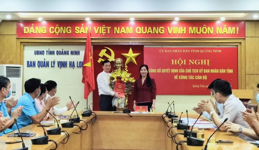 Bà Nguyễn Thị Hạnh, Phó Chủ tịch UBND tỉnh, trao quyết định bổ nhiệm Phó Trưởng Ban Quản lý Vịnh Hạ Long cho ông Nguyễn Trung Hậu. Ảnh: QMG.