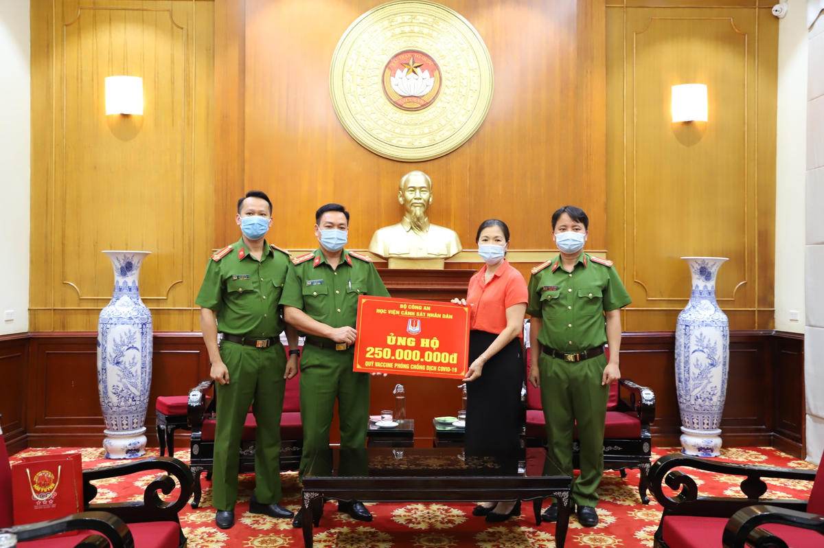Phó Chủ tịch Trương Thị Ngọc Ánh tiếp nhận ủng hộ từ Học viện Cảnh sát nhân dân, Bộ Công an.