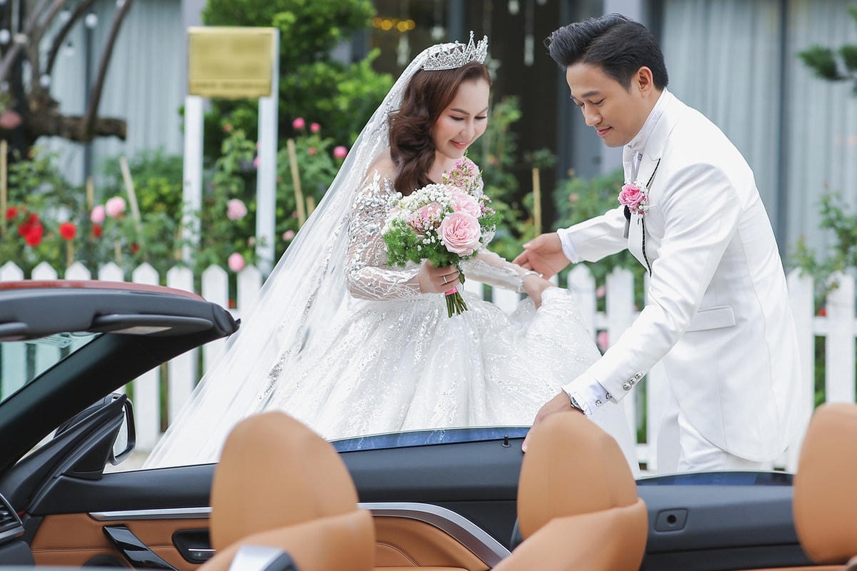 Là diễn viên được lòng đồng nghiệp, lễ cưới của Quý Bình quy tụ những gương mặt quen thuộc trên màn ảnh nhỏ như Ngân Quỳnh, Huỳnh Đông, Kim Tuyến, Vân Trang... Tiệc cưới được tổ chức ngoài trời, trang trí nhiều hoa tươi và ánh sáng lung linh.