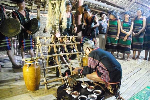 Lễ cúng mưa đầu mùa của dân tộc M’nông xã Đắk Phơi.