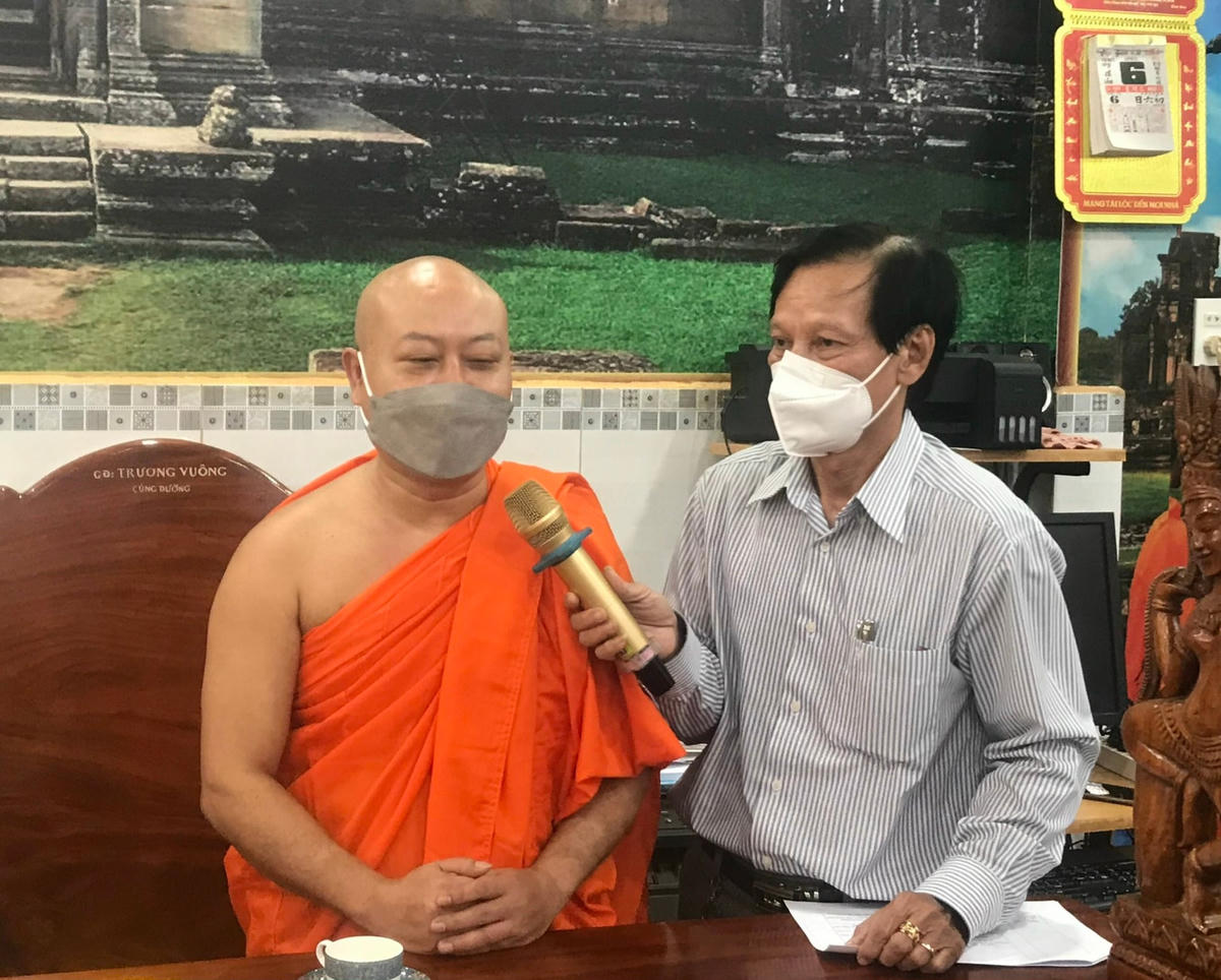 Thượng toạ Thích Nguyên Trí, trụ trì chùa Pothiwong giới thiệu với đoàn công tác về hoạt động của chùa.
