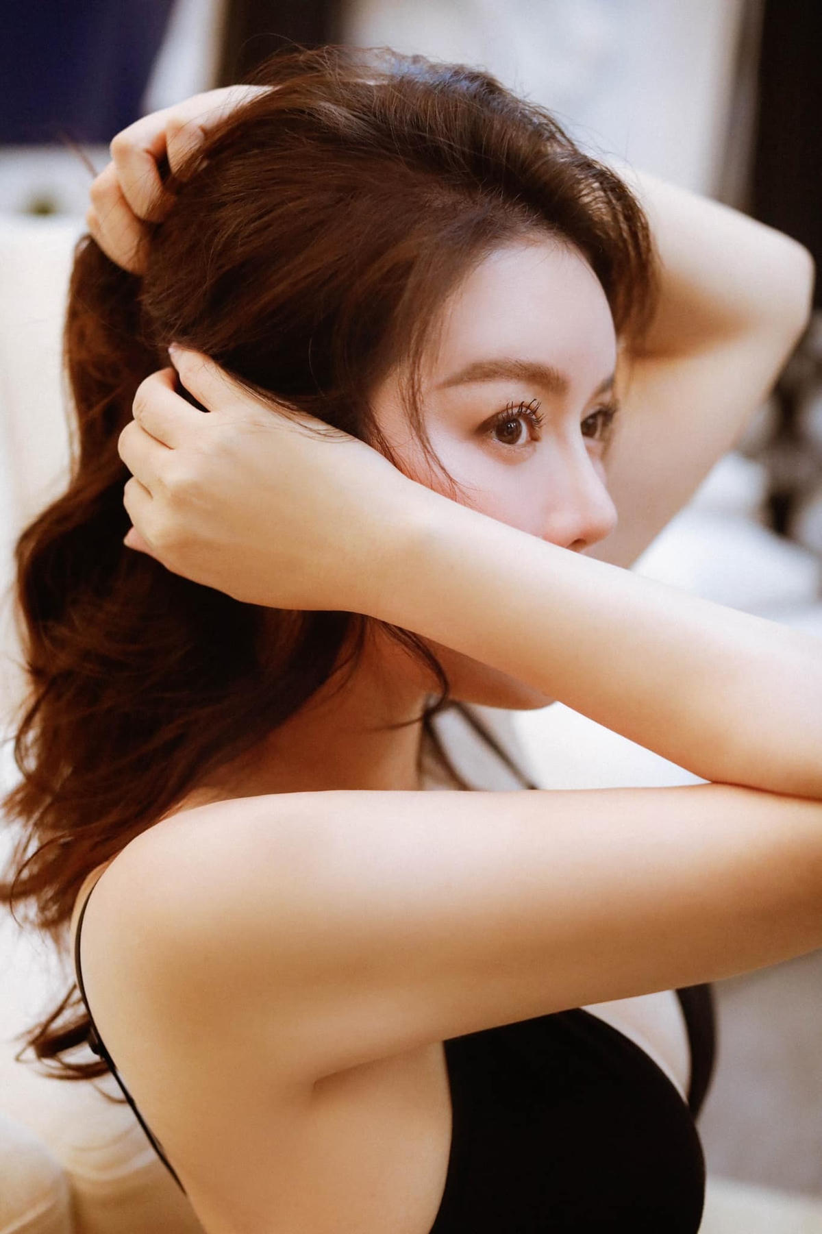 Lý Nhã Kỳ xinh đẹp, nền nã trong set đồ thể thao.