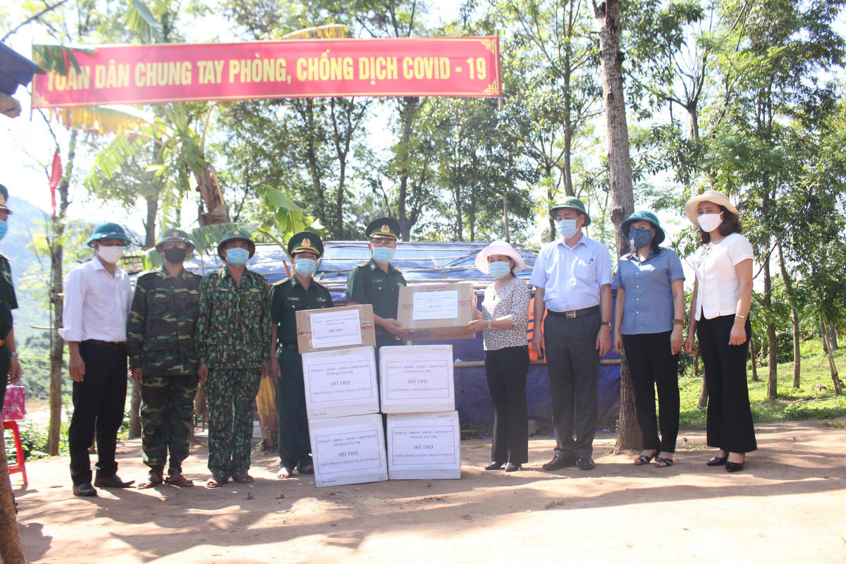 Dịp này đoàn cũng đã trao tặng nhu yếu phẩm cho các lực lượng đang làm nhiệm vụ ở khu vực biện giới.
