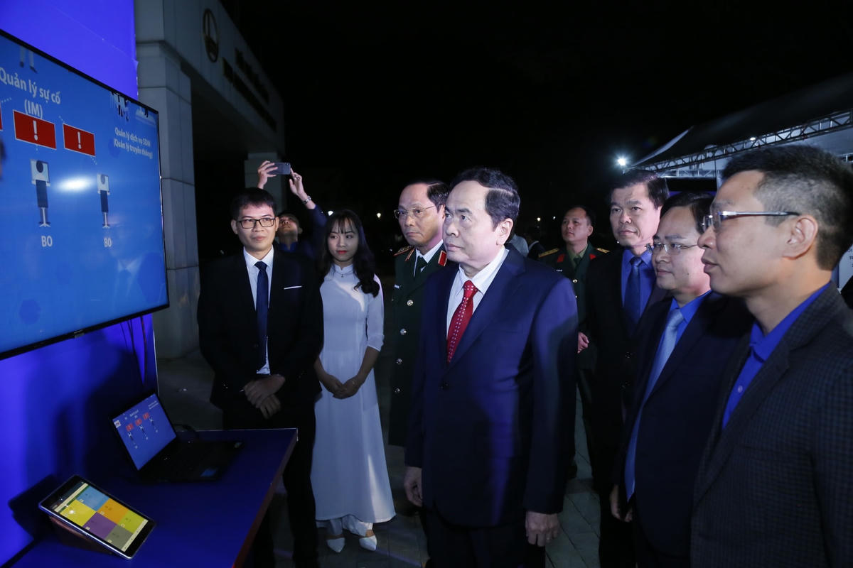 Chủ tịch Trần Thanh Mẫn tham quan gian trưng bày tại Liên hoan Tuổi trẻ sáng tạo 2020.