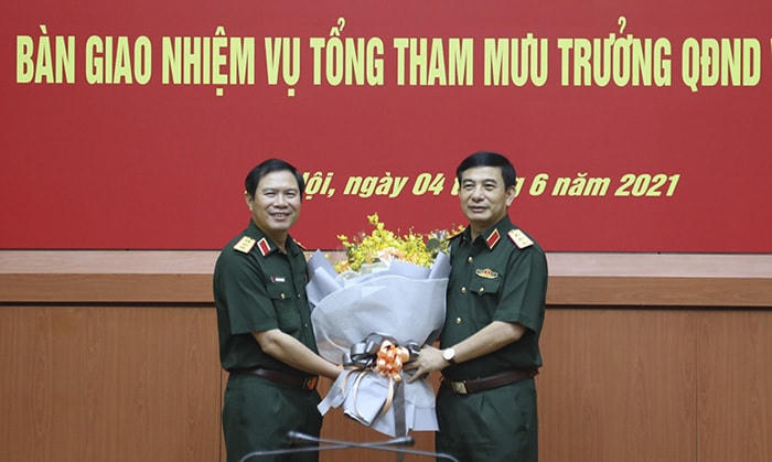 Thượng tướng Phan Văn Giang tặng hoa chúc mừng Thượng tướng Nguyễn Tân Cương.  