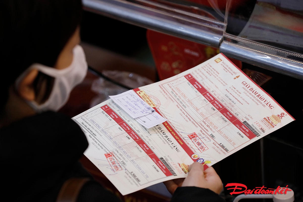Khách hàng nhận vàng và giấy đảm bảo trước khi ra về.
