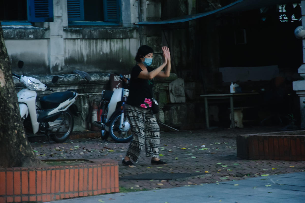 Chị Nguyễn Thị Thơ cho biết: “Có thói quen dậy sớm tập thể dục nhiều năm nay, tôi rất vui khi Hà Nội nới lỏng. Tôi liền tìm một chỗ kín đáo, ít người tập thể dục, để tránh không tiếp xúc hay nói chuyện với bất kì ai , để vừa phòng tránh lây lan dịch bệnh cho mình.