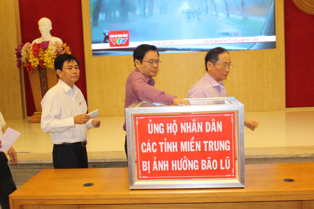 Lãnh đạo tỉnh Khánh Hòa ủng hộ nhân dân miền Trung.