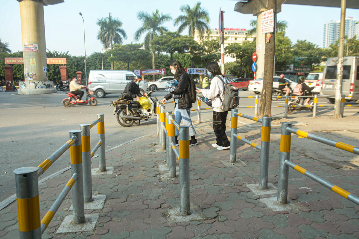 Hai đầu đoạn vỉa hè được chắn so le bằng 3, 4 mảnh rào, tạo hướng đi dích dắc, chỉ vừa cho người đi bộ sử dụng.