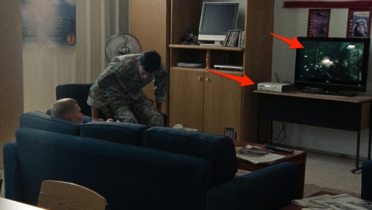 Máy chơi game trong "The Hurt Locker": Thời gian trong phim là năm 2004 trong chiến tranh Iraq, tuy nhiên ở cảnh quay này, một diễn viên lại đang chơi game "Gears of War" trên máy Xbox 360. Trên thực tế, game "Gears of War" được phát hành năm 2006, còn máy Xbox 360 ra đời năm 2005.