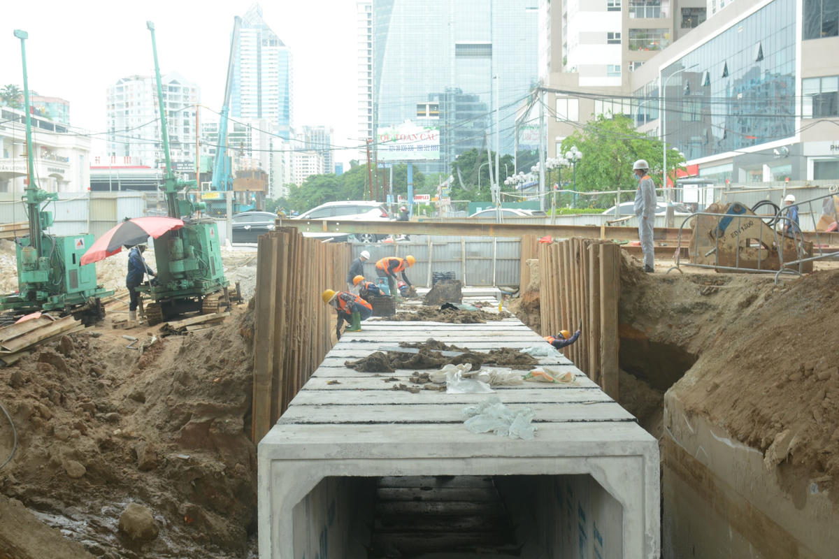 Hệ thống cống thoát nước tại hầm chui Lê Văn Lương đang được thi công