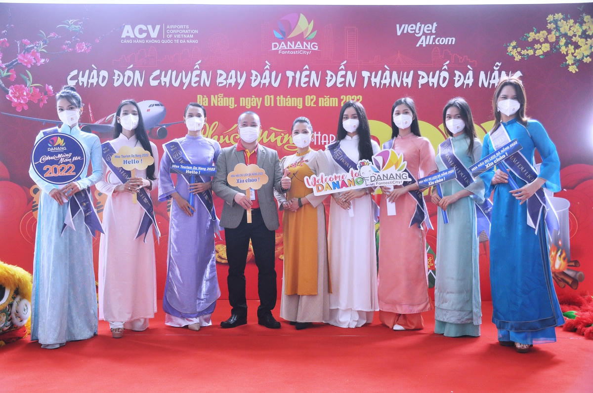 10 thí sinh xuất sắc góp mặt tại vòng chung kết cuộc thi Hoa hậu Du lịch Đà Nẵng 2022, chào mừng du khách.