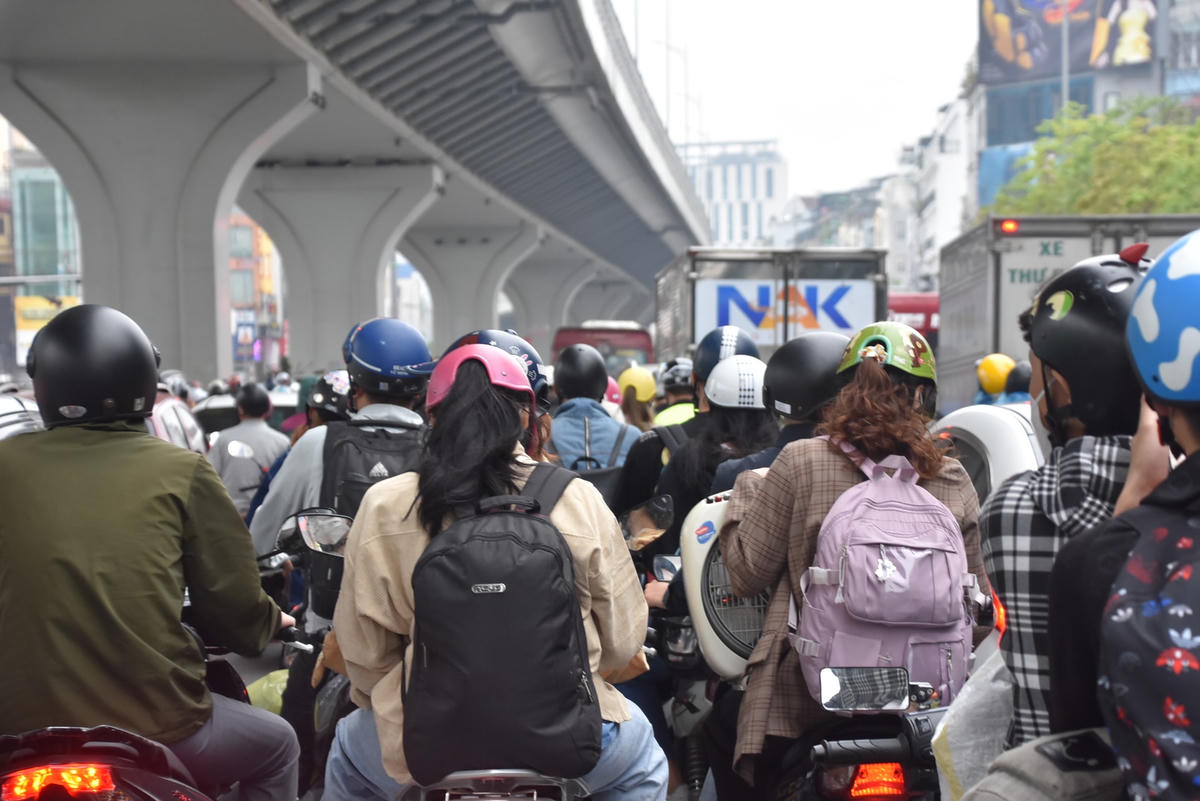 [ẢNH] 'Tranh nhau' từng mét đường trở lại Thủ đô sau nghỉ lễ