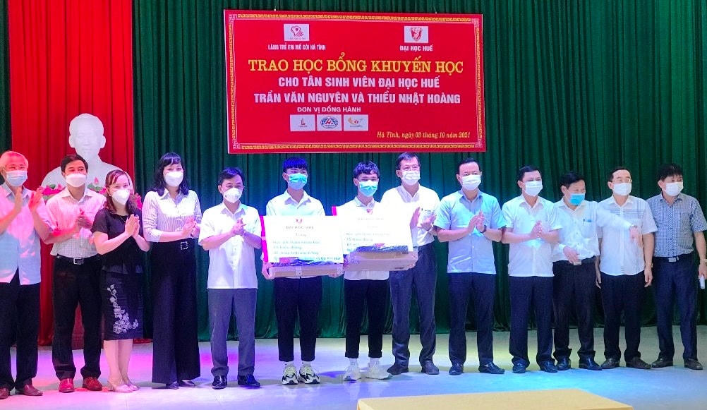 Lãnh đạo tỉnh Hà Tĩnh, Đại học Huế và các nhà hảo tâm trao học bổng, hỗ trợ 2 tân sinh viên.