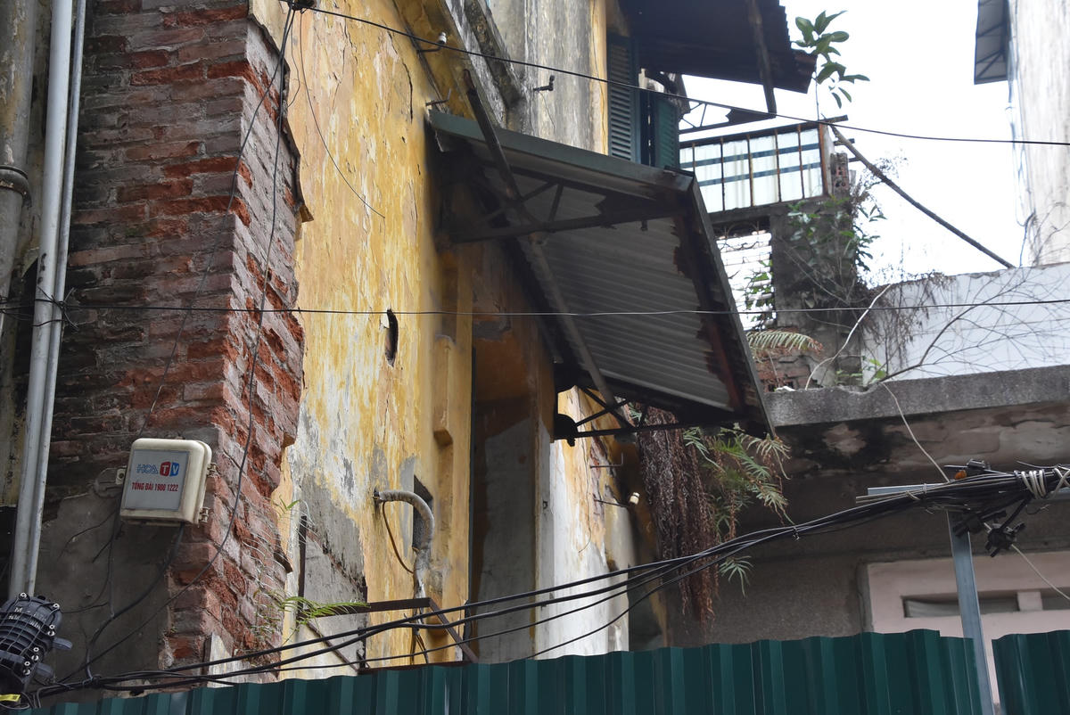 Căn biệt thự nằm ngay cận kề ngã tư Trần Hưng Đạo - Hàng Bài, một trong những mặt tiền đắt đỏ nhất khu vực trung tâm.