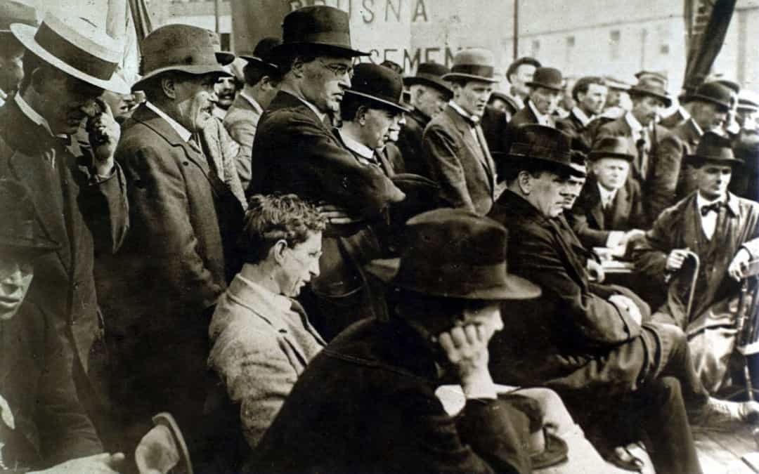 Ở nước Cộng hòa Ireland, phụ nữ trên 30 tuổi có thể bỏ phiếu từ năm 1918. Năm 1922, Nhà nước Tự do Ireland trao quyền bầu cử bình đẳng cho nam giới và phụ nữ. Trong ảnh là Tổng thống đầu tiên của Ireland, Éamon De Valera, đang phát biểu trước một đám đông ở Dublin.